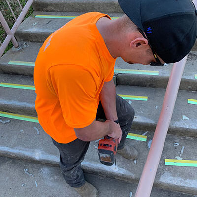 robin-steel-tech-installing-step-edge-on-the-stairs-400x450px-v1